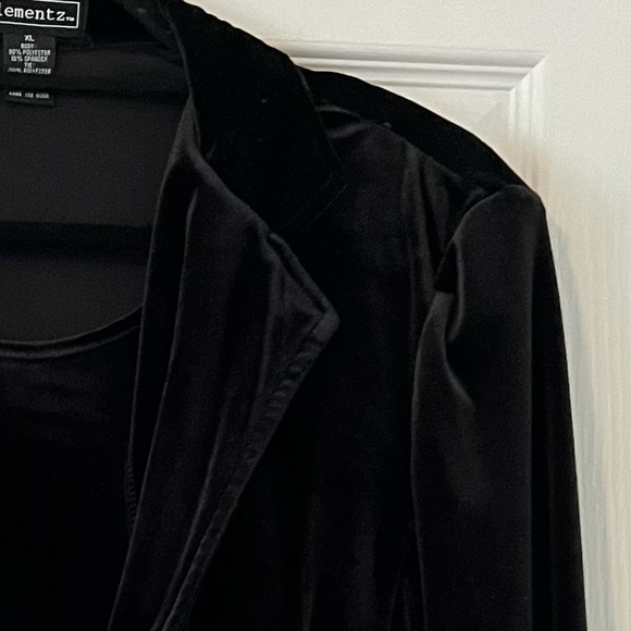 Women’s Black Velour/velvet Top with satin bow in front. Size XL - Picture 5 of 5